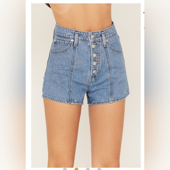 Levi's High Rise Seamed Denim Mom Shorts. - Picture 4 of 9
